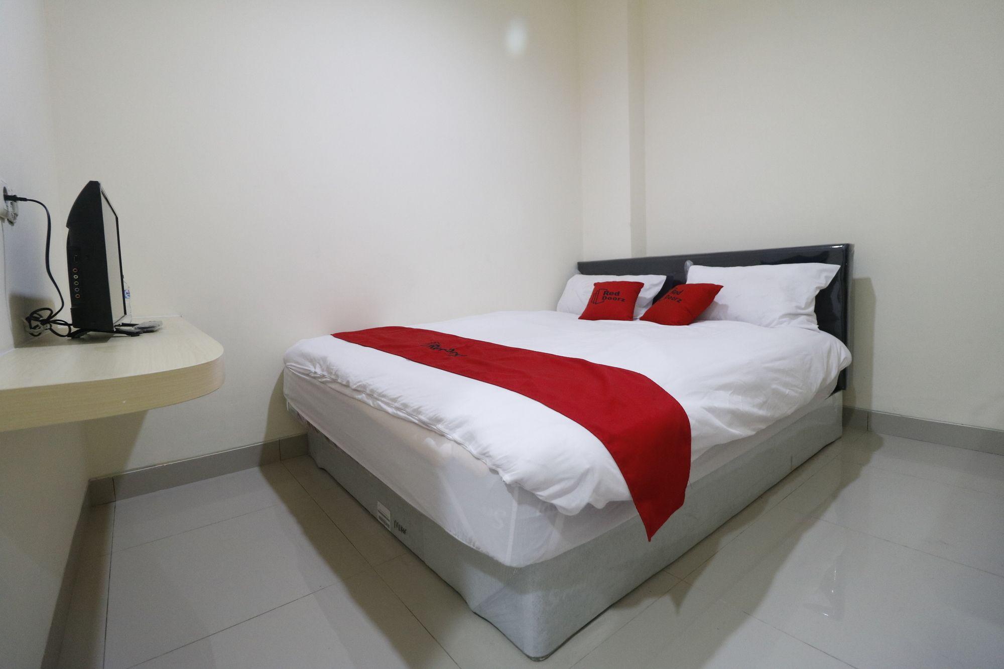 Reddoorz Plus Near Mall Ciputra Джакарта Екстериор снимка