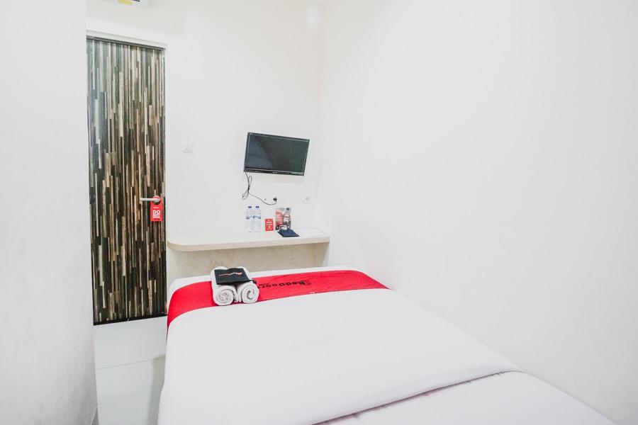 Reddoorz Plus Near Mall Ciputra Джакарта Екстериор снимка