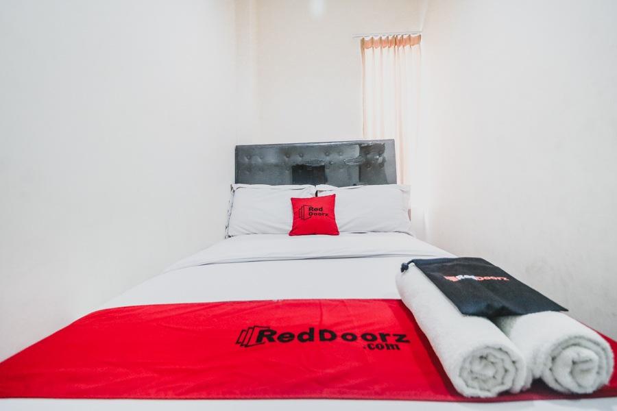 Reddoorz Plus Near Mall Ciputra Джакарта Екстериор снимка