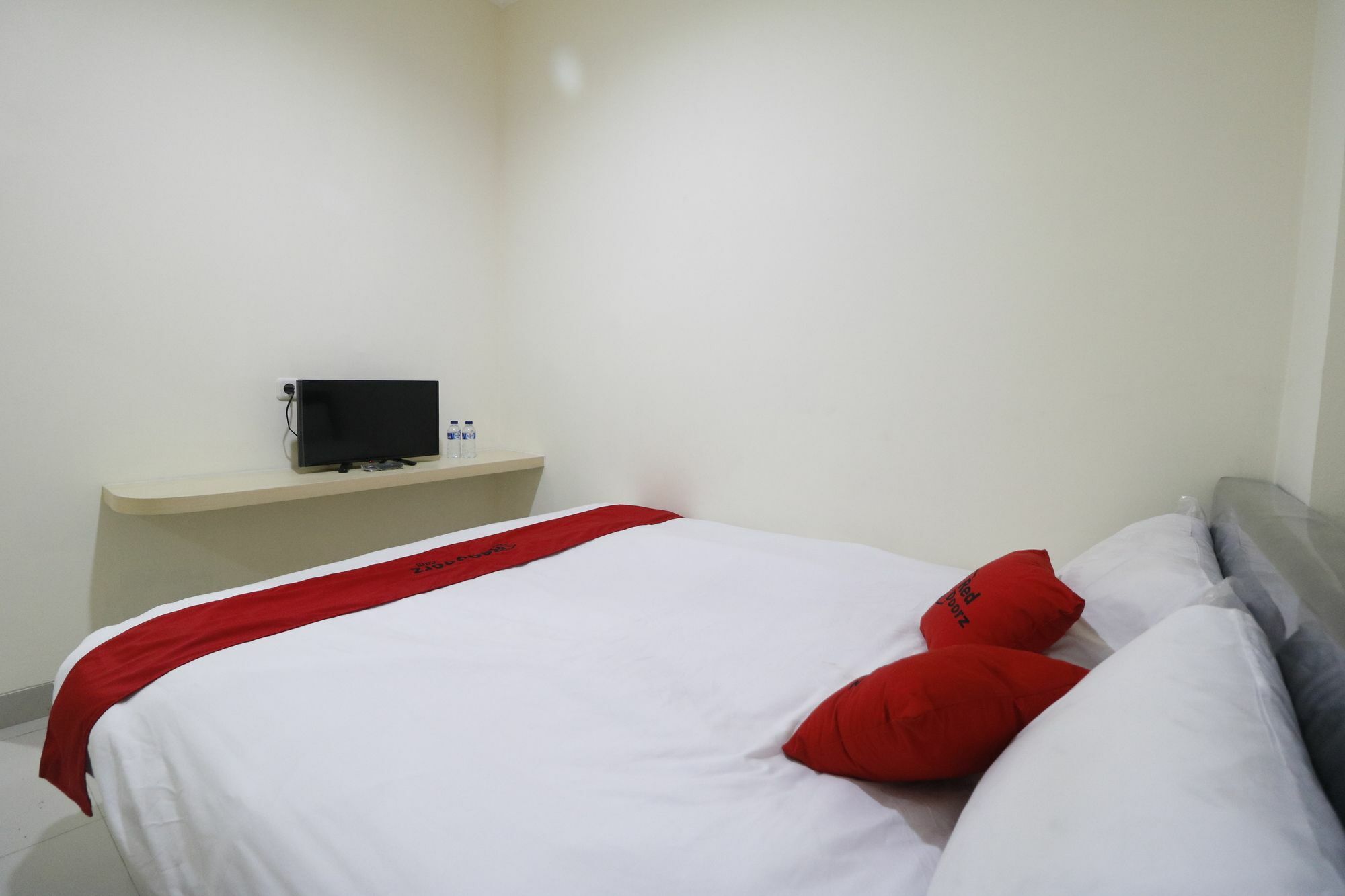 Reddoorz Plus Near Mall Ciputra Джакарта Екстериор снимка